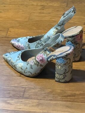 Shoe Dazzle Light Blue Floral Embroidered Slingback Block Heels